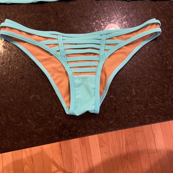 Beach Bunny Aqua Two Piece - Picture 2 of 6